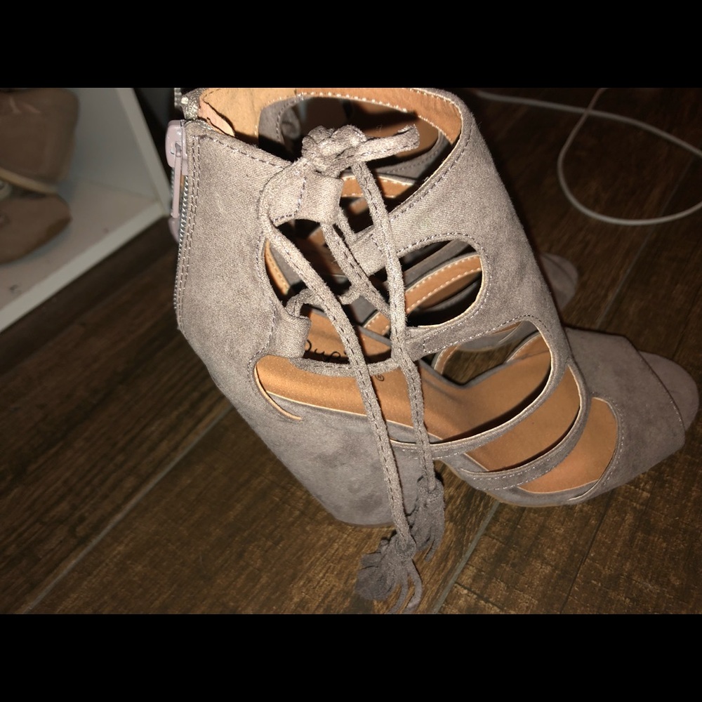High heels - Picture 2 of 2